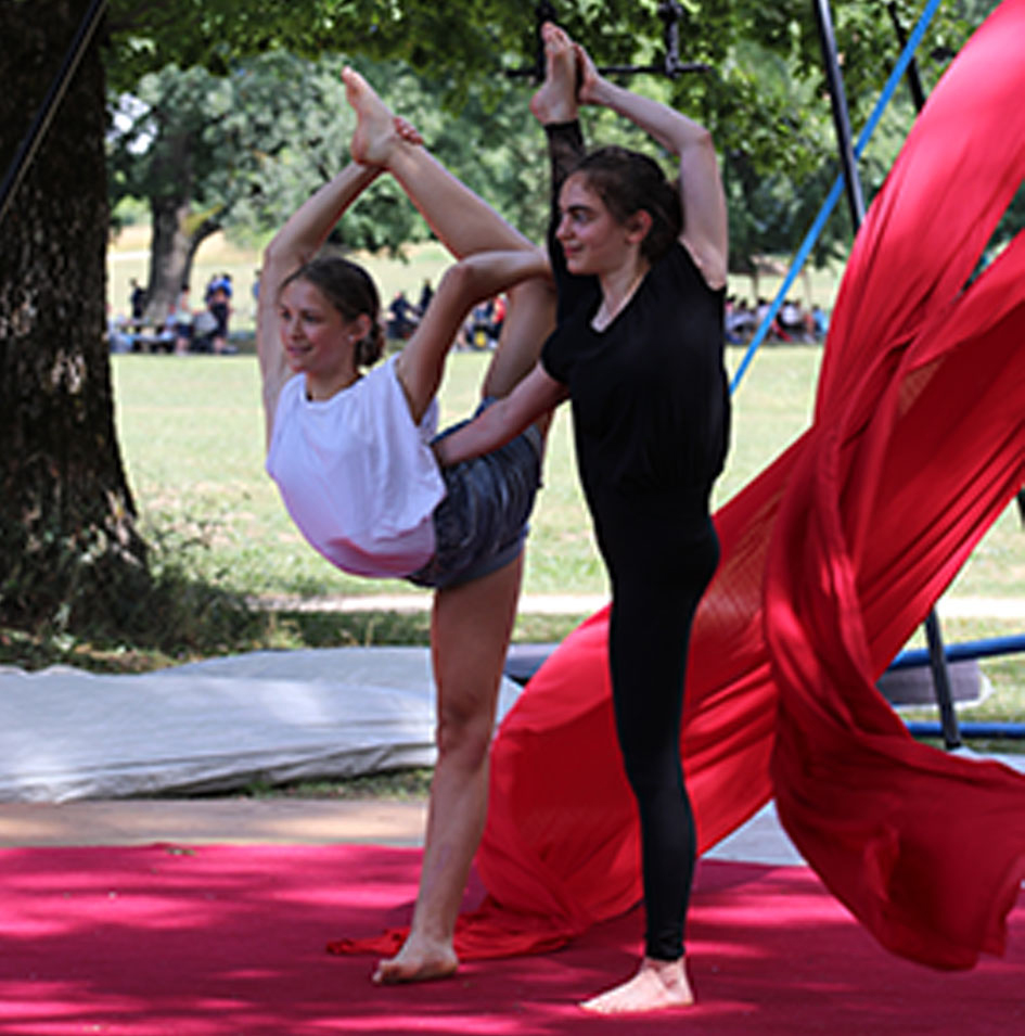 Fillettes qui font un echauffement des jambes pendant les cours de l ecole de cirque